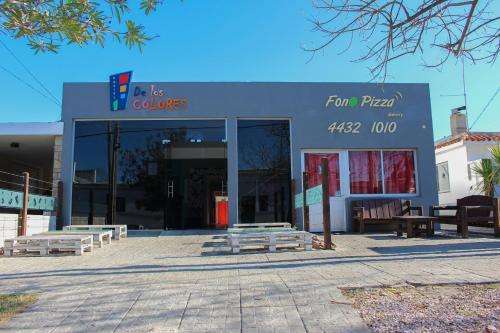 www.hosteldeloscolores.com.uy
