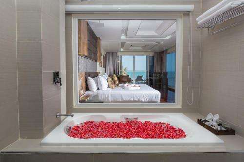 www.royalbeachsamui.com