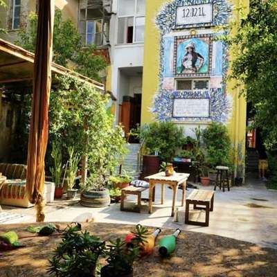 www.tiranahostel.com