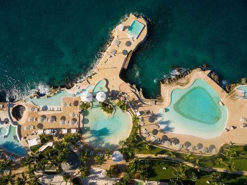 www.tracaderobeachresort.com