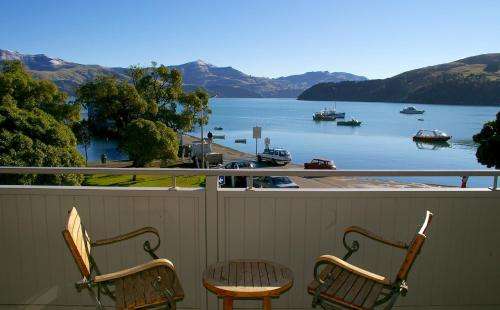 www.akaroavillageinn.co.nz