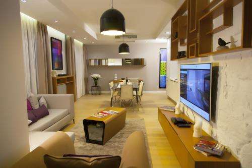 www.theleosresidence.com
