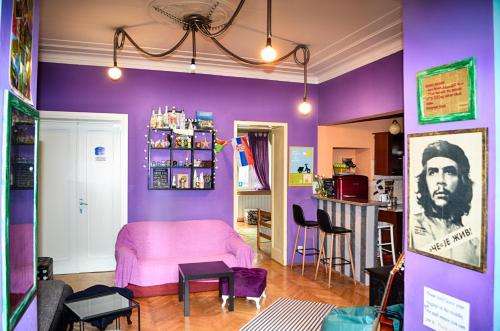 www.hostelchehostel.com