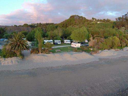 www.goldenbayholidaypark.co.nz