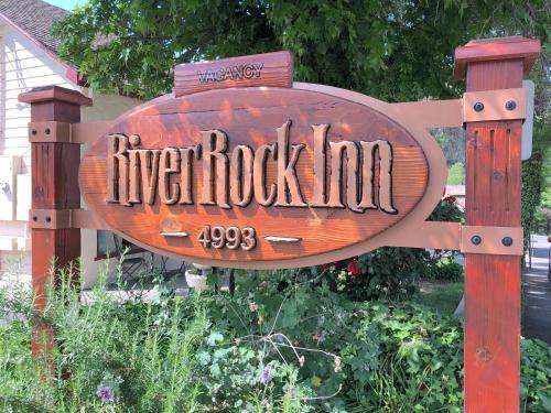 www.riverrockinncafe.com