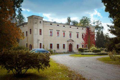 www.zamekdobroszyce.pl