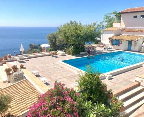 www.residenceterrarossa.com
