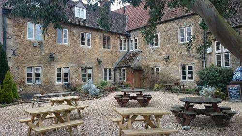 www.redlionlacock.co.uk