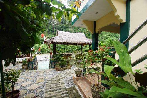 www.indravalleyinn-bukitlawang.com