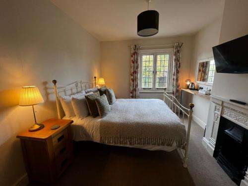www.whitehartholybourne.com