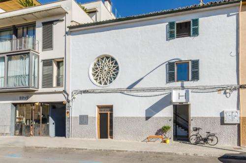 www.yourhouseurbanhostel.com