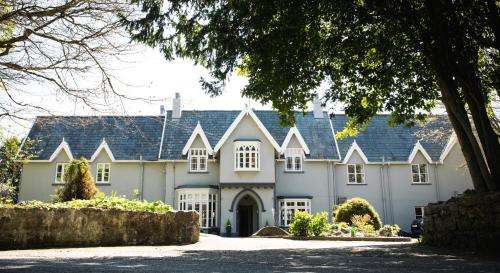 www.broadmeadtenby.wales