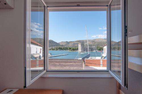 www.hostelmarina-trogir.com