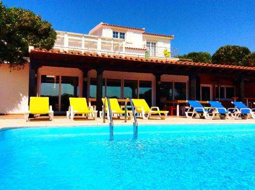 www.freesurfcampandhostel.com