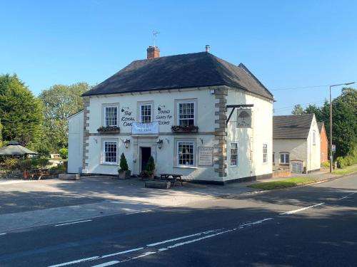 www.royaloakashbourne.co.uk