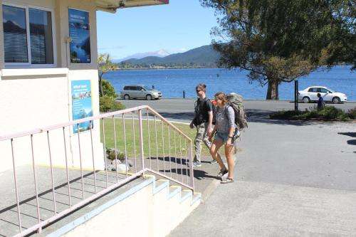www.teanaubackpackers.co.nz