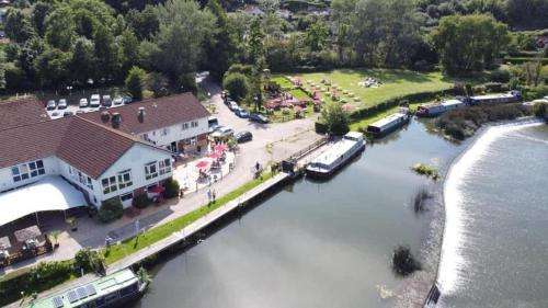 www.riverside-saltford.co.uk