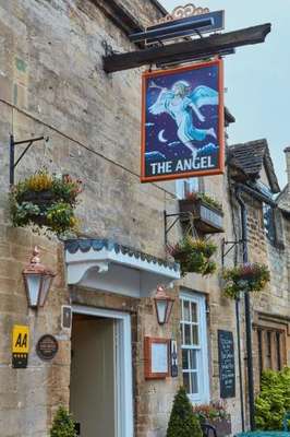 www.theangelatburford.co.uk