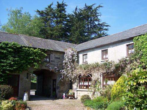 www.ballinacourtyhouse.com
