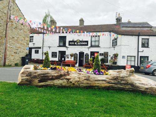 www.foxandhoundswestburton.co.uk