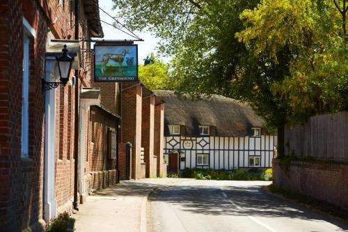 www.thegreyhoundletcombe.co.uk
