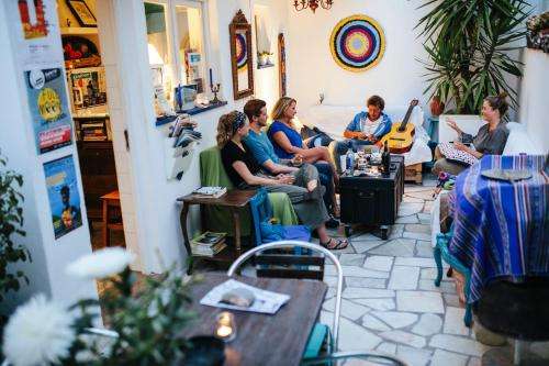 www.bananahostels.com