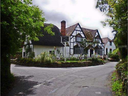 www.whitehorsewoolstone.co.uk
