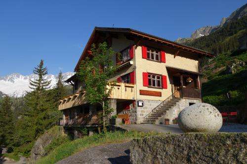 www.gasthaus-goescheneralp.ch