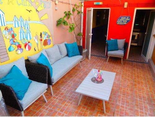 www.paintshophostel.com