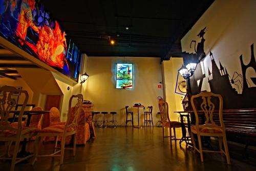 www.allironhostel.com
