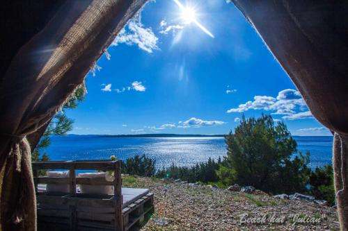 www.castawayhvar.com