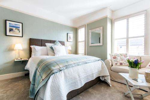 www.aprilhouseweybridge.co.uk