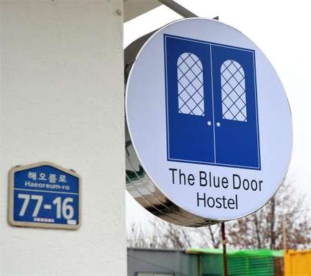 www.bluedoorhostel.com