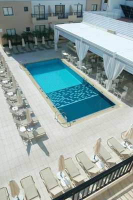 www.senatorhotelapts.com