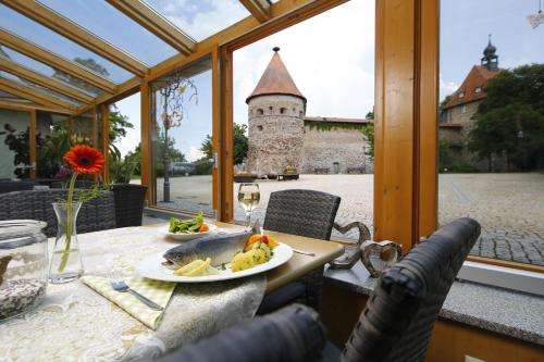 www.gasthof-zur-burg.com