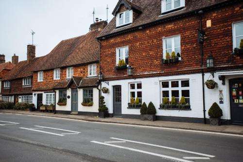 www.theswaninnchiddingfold.com