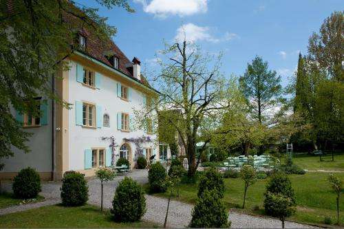 www.schlossueberstorf.ch