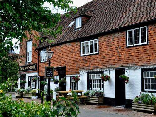 www.theroseandcrownburwash.co.uk