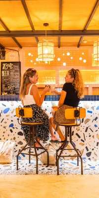 www.villahostels.com