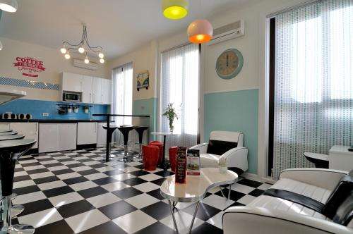 www.farhomehostels.com
