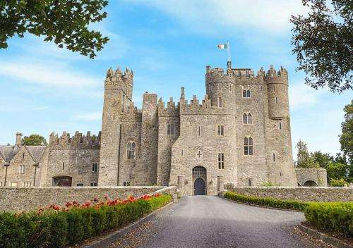 www.kilkeacastle.ie