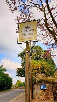 www.crownhousehotel.com