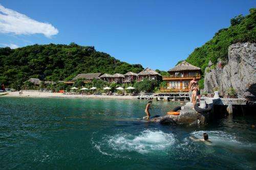 www.monkeyislandresort.com