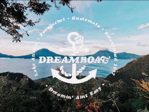 www.dreamboathostel.com