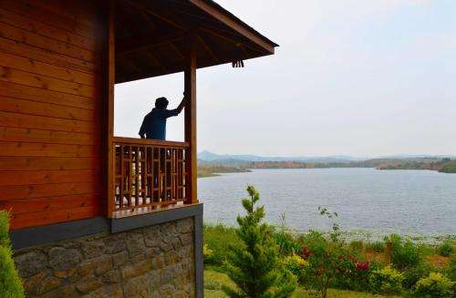 www.lakerosewayanad.com