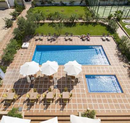 www.apartamentosbonsol-ibiza.com