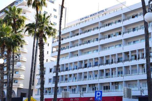 www.sunhallbeachhotelapts.com