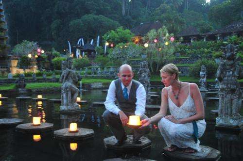 www.hoteltirtagangga.com