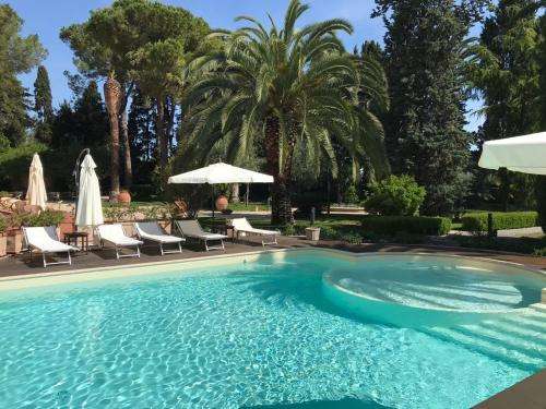 www.villarosellaresort.com