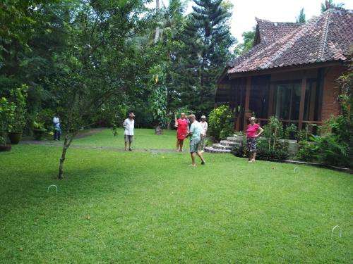www.thecountryhouse-senggigi.com